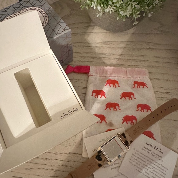 Stella & Dot Pyramid Tank Watch - Exotic Print NWT - Picture 5 of 6